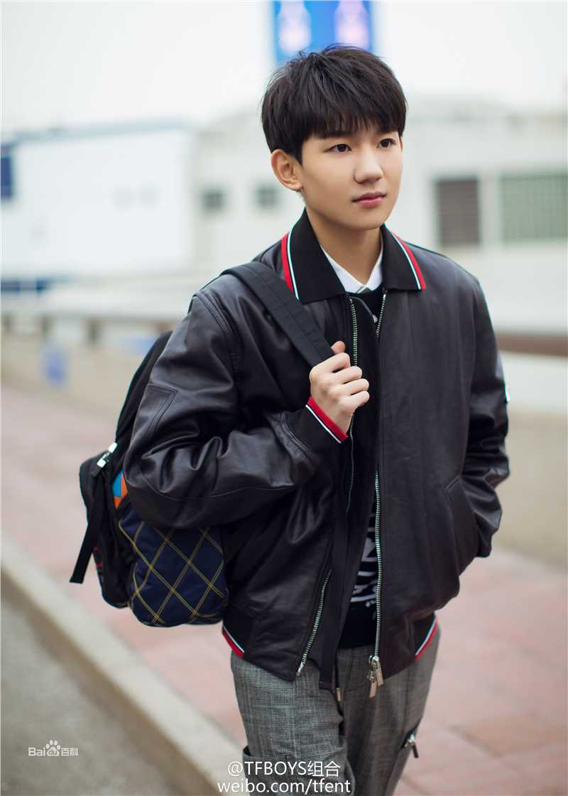 王源(Roy)时尚街拍壁纸壁纸