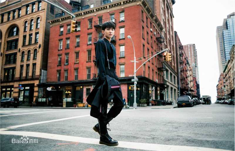 王源(Roy)时尚街拍壁纸壁纸