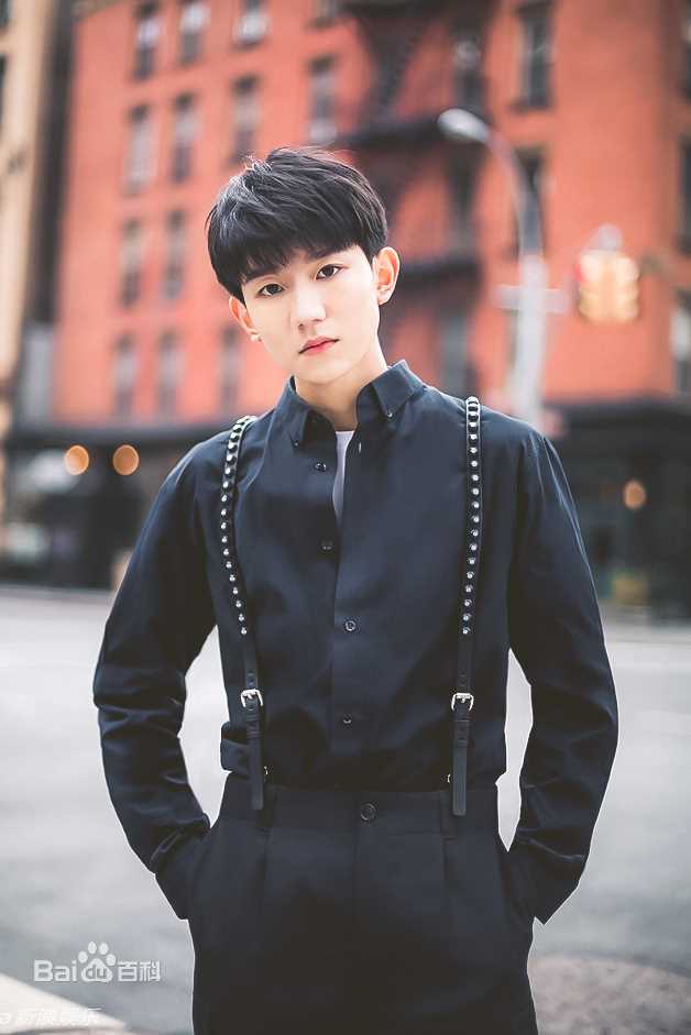 王源(Roy)时尚街拍壁纸壁纸