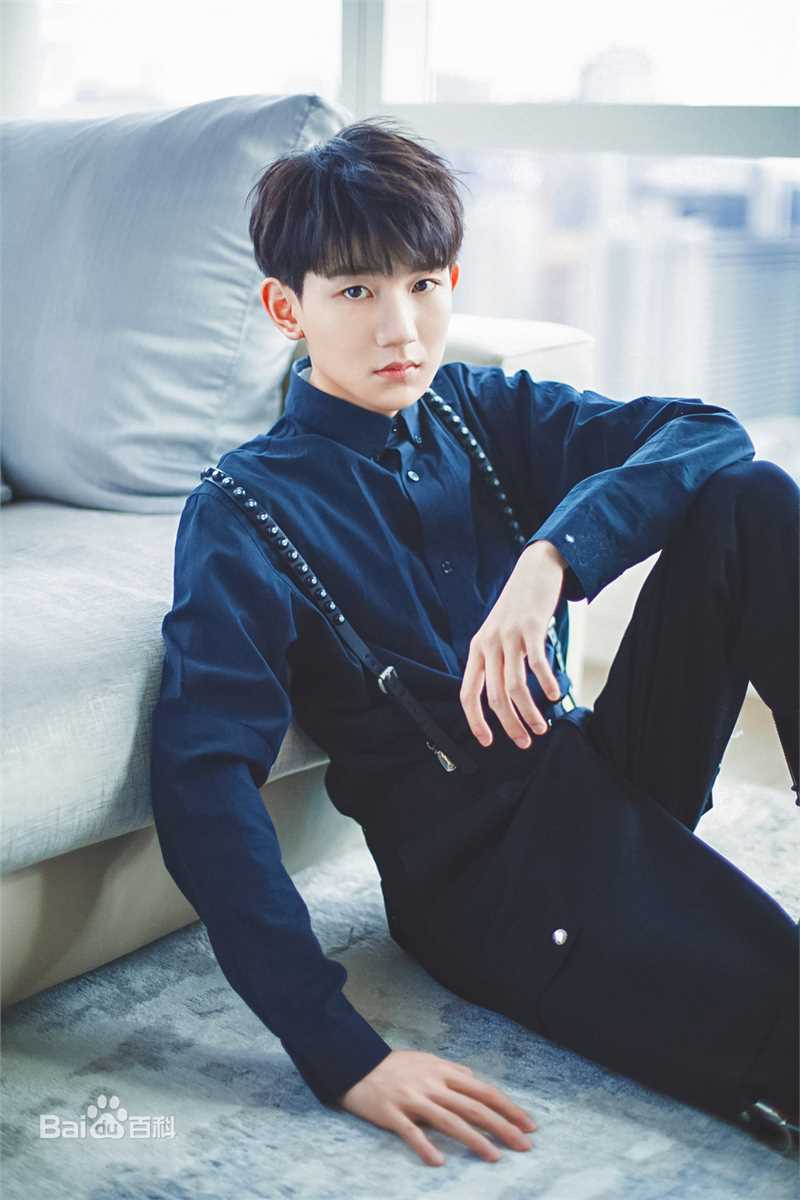 王源(Roy)时尚街拍壁纸壁纸