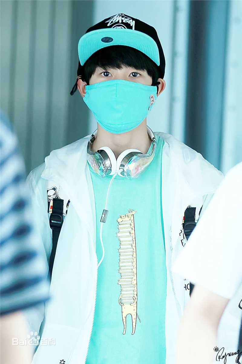 王源(Roy)时尚街拍壁纸壁纸