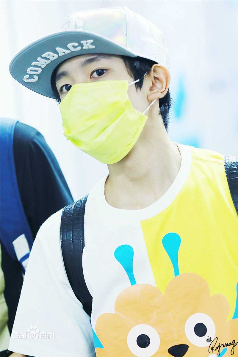 王源(Roy)时尚街拍壁纸壁纸