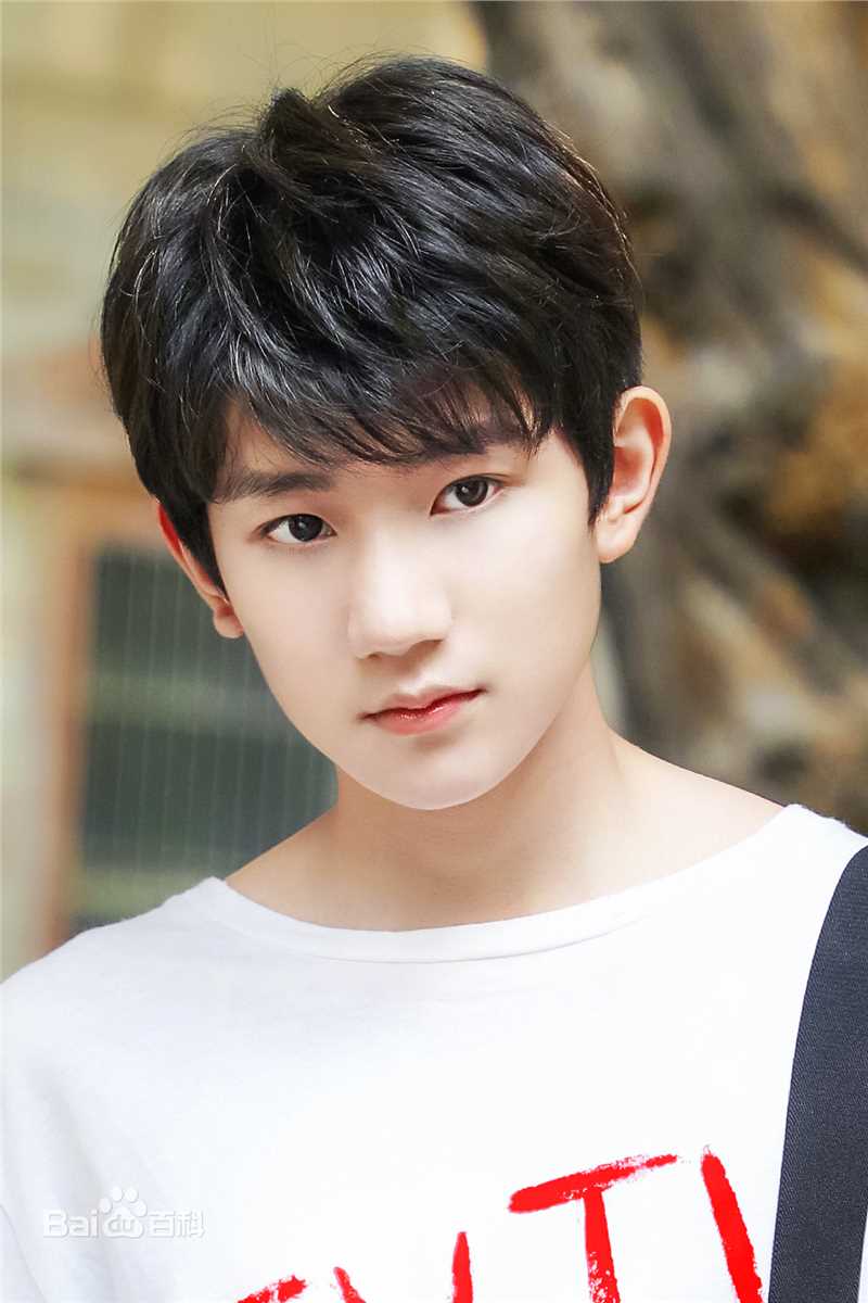 王源(Roy)时尚街拍壁纸壁纸