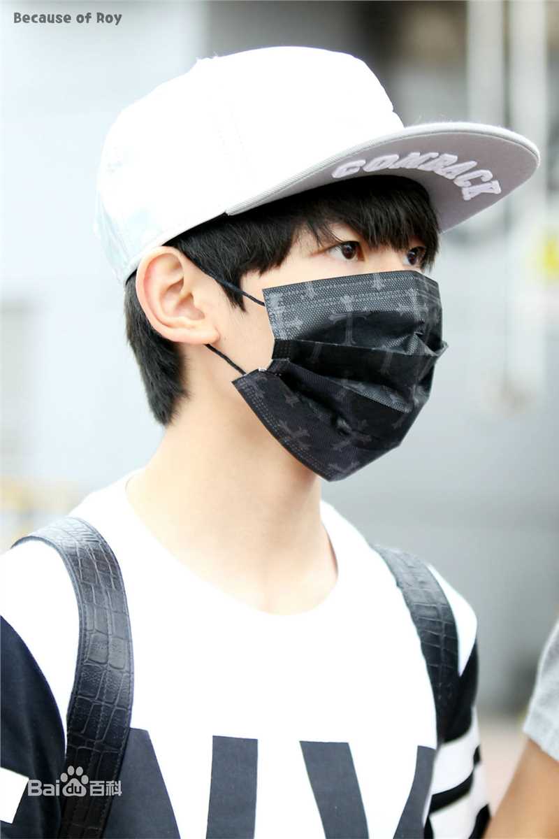 王源(Roy)时尚街拍壁纸壁纸