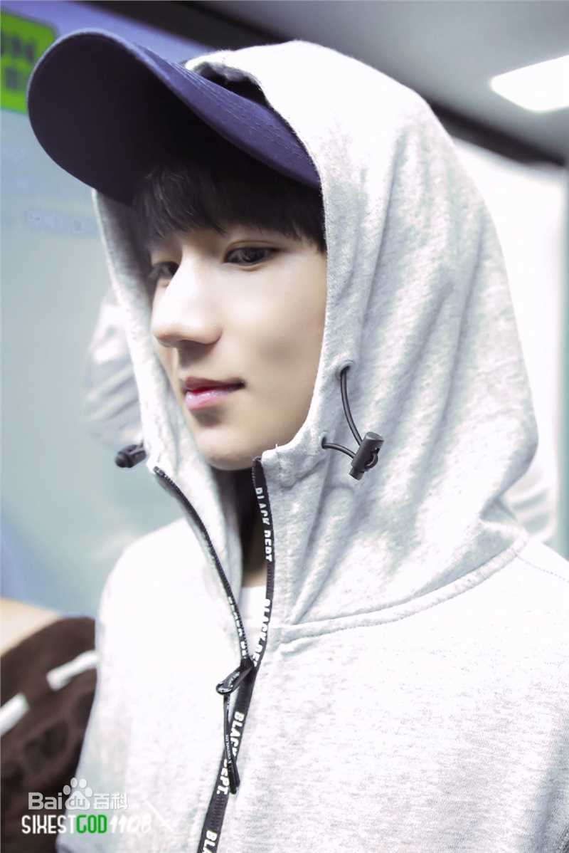 王源(Roy)时尚街拍壁纸壁纸