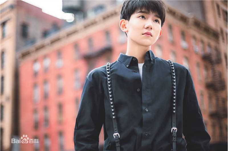 王源(Roy)时尚街拍壁纸壁纸