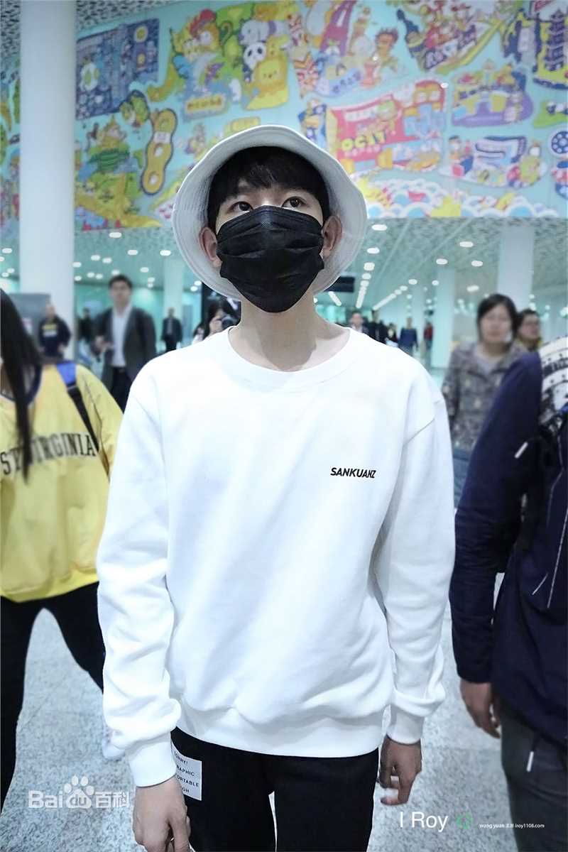 王源(Roy)时尚街拍壁纸壁纸