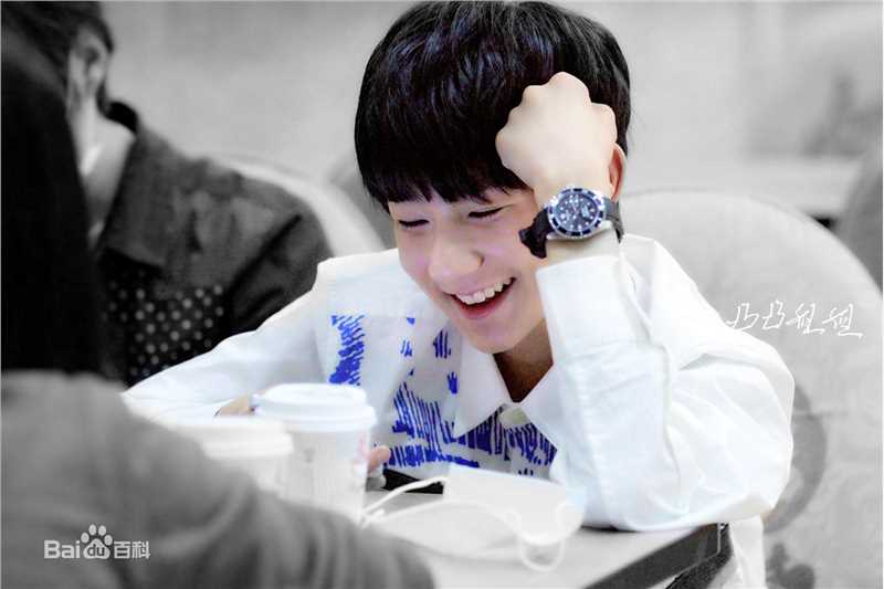 王源(Roy)时尚街拍壁纸壁纸