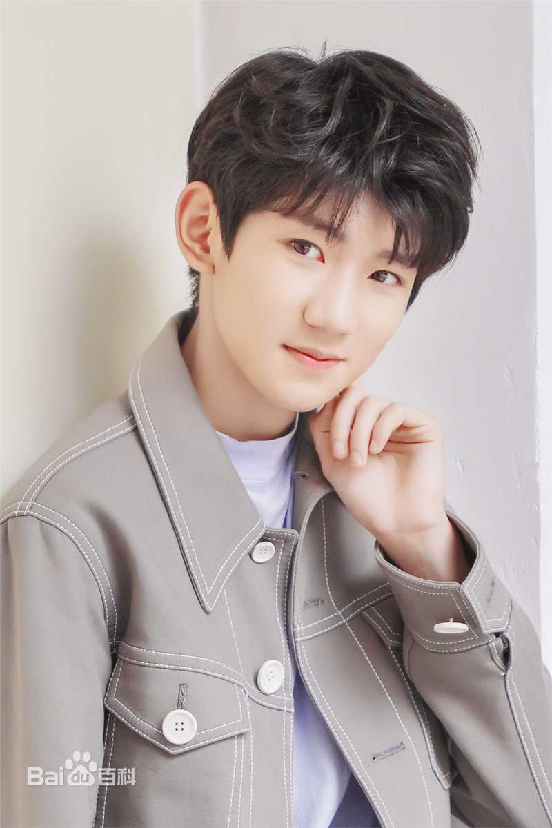 王源(Roy)时尚街拍壁纸壁纸