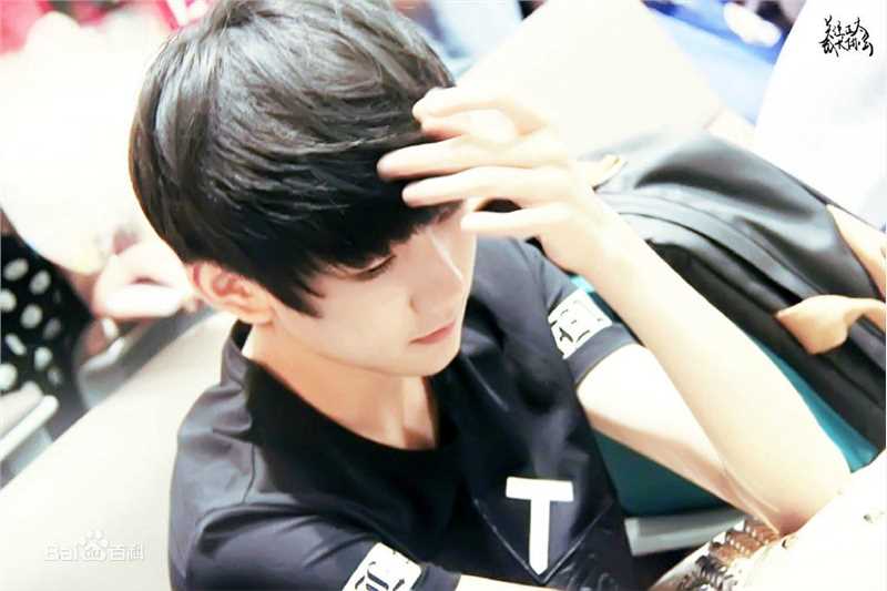 王源(Roy)时尚街拍壁纸壁纸