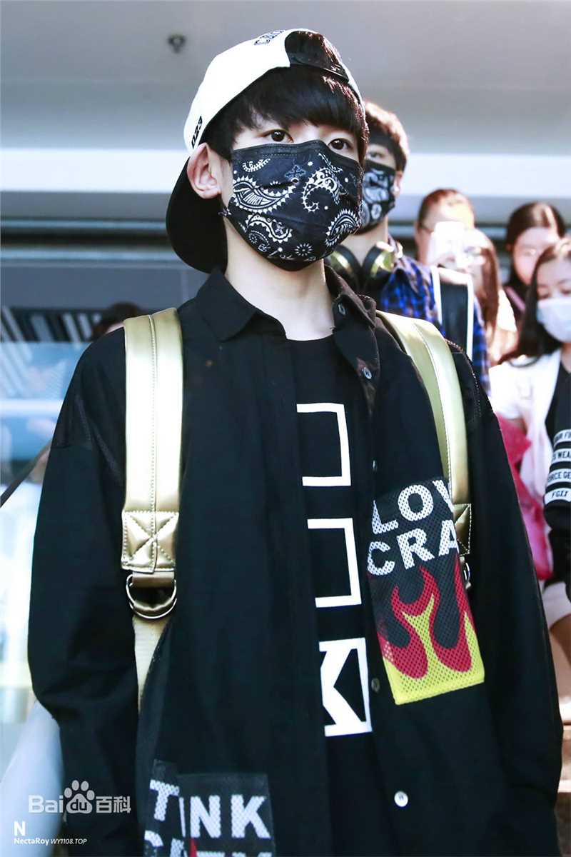 王源(Roy)时尚街拍壁纸壁纸