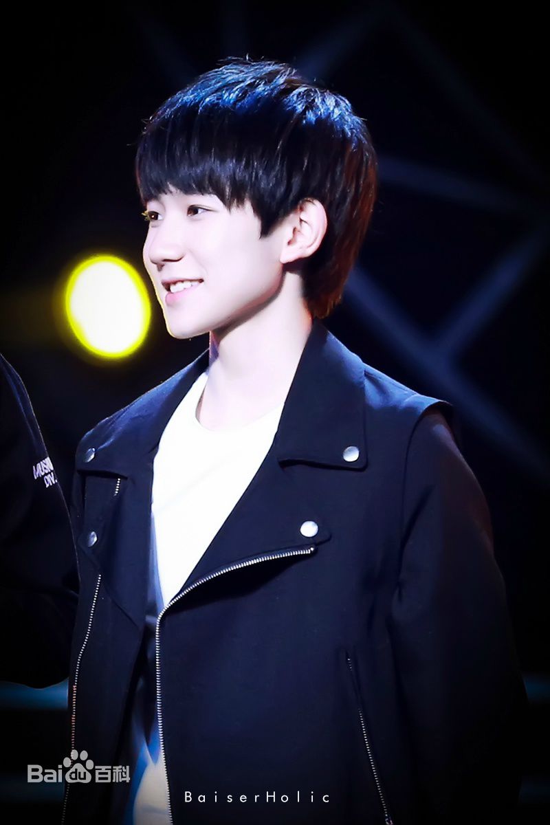 王源(Roy)领奖性感图片图集