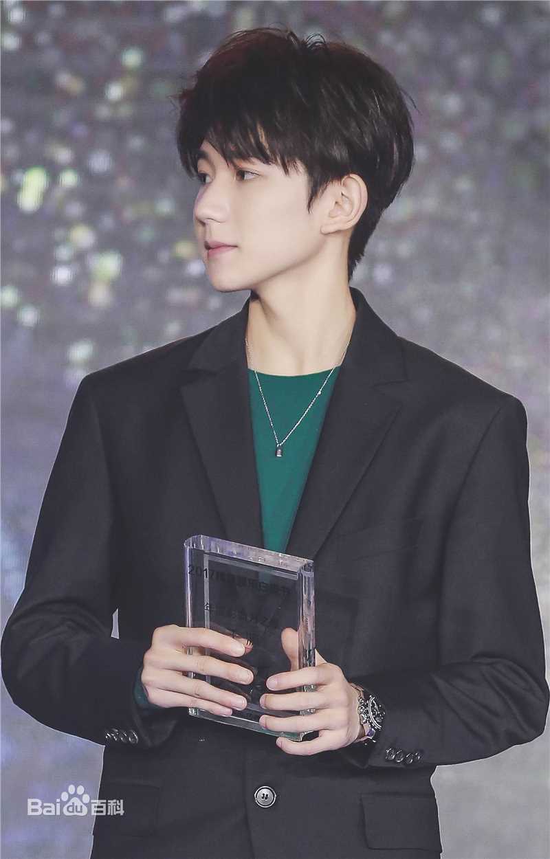 王源(Roy)领奖性感图片图集