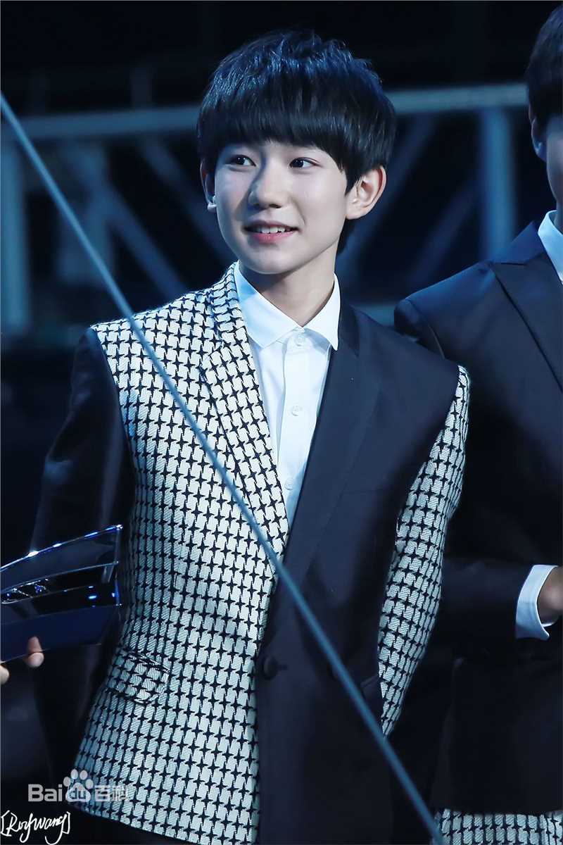 王源(Roy)领奖性感图片图集