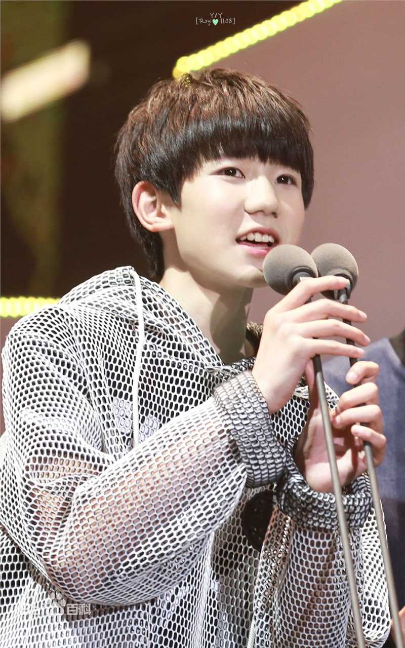 王源(Roy)领奖性感图片图集