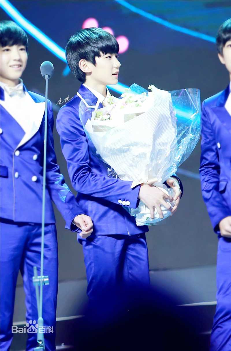 王源(Roy)领奖性感图片图集