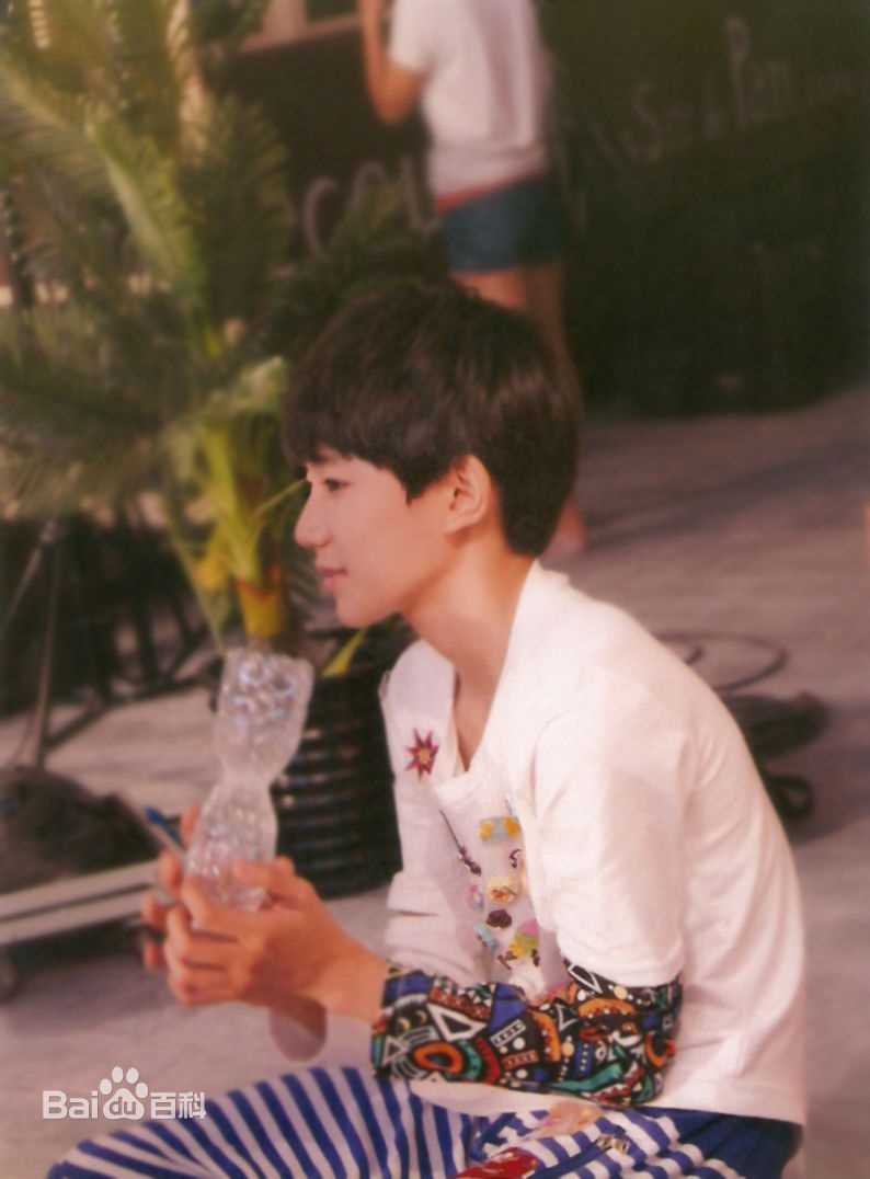 王源(Roy)最新爱出发官方壁纸