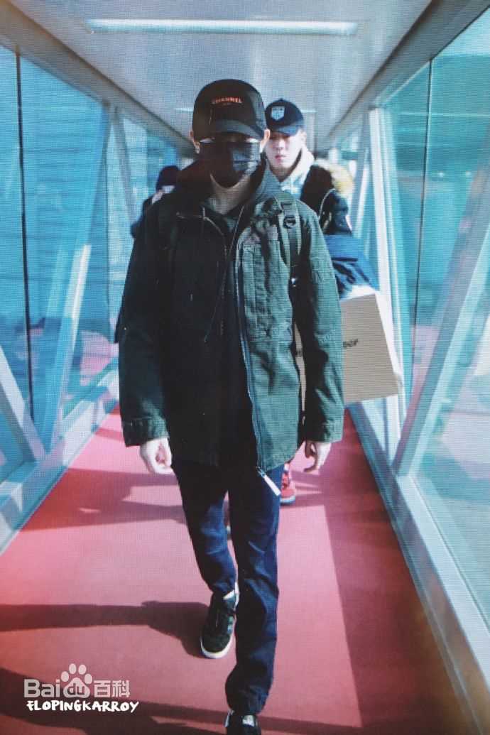 王源(Roy)的机场画报2017生活照