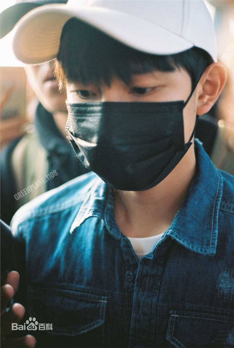 王源(Roy)的机场画报2017生活照