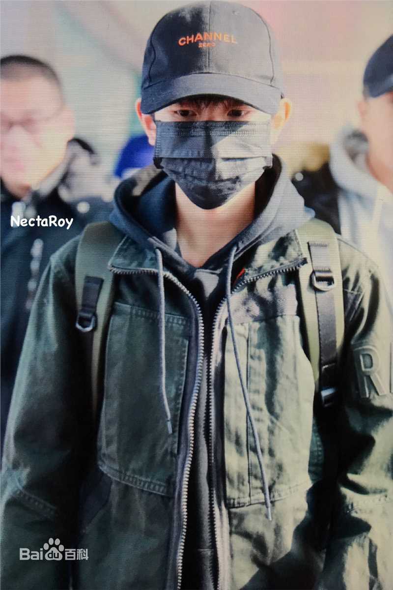 王源(Roy)的机场画报2017生活照