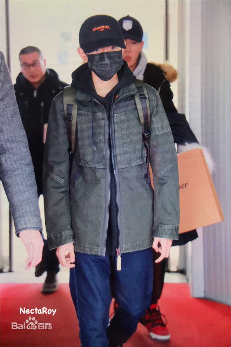 王源(Roy)的机场画报2017生活照