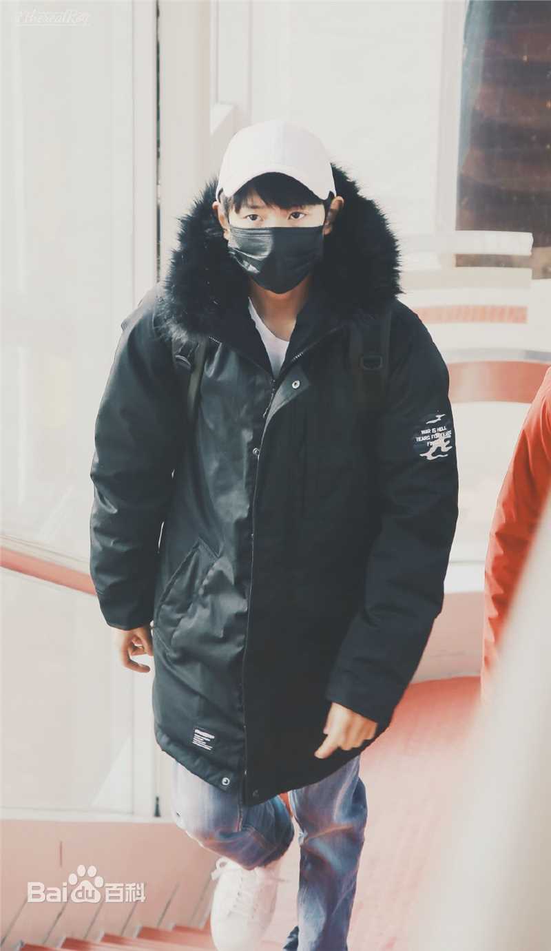 王源(Roy)的机场画报2017生活照