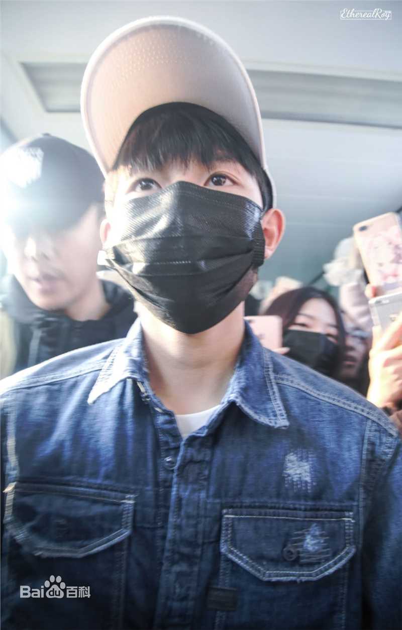 王源(Roy)的机场画报2017生活照