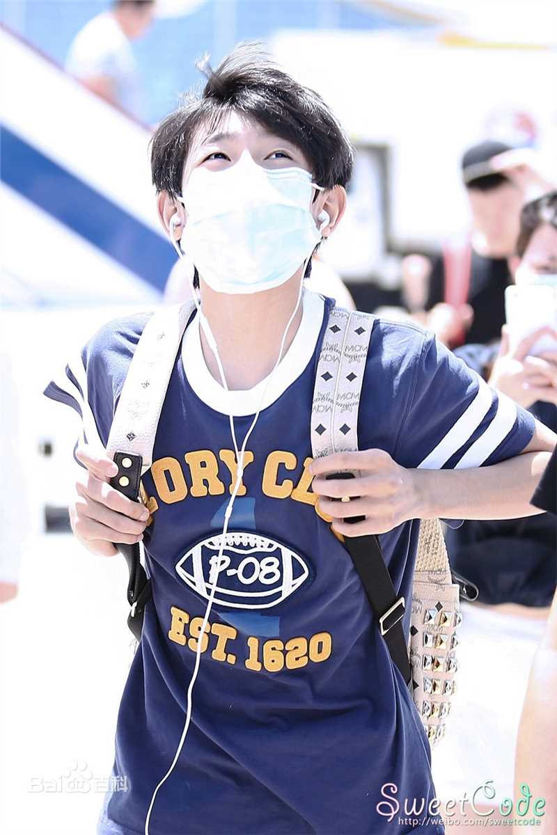 王源(Roy)的机场画报2014性感图片图集