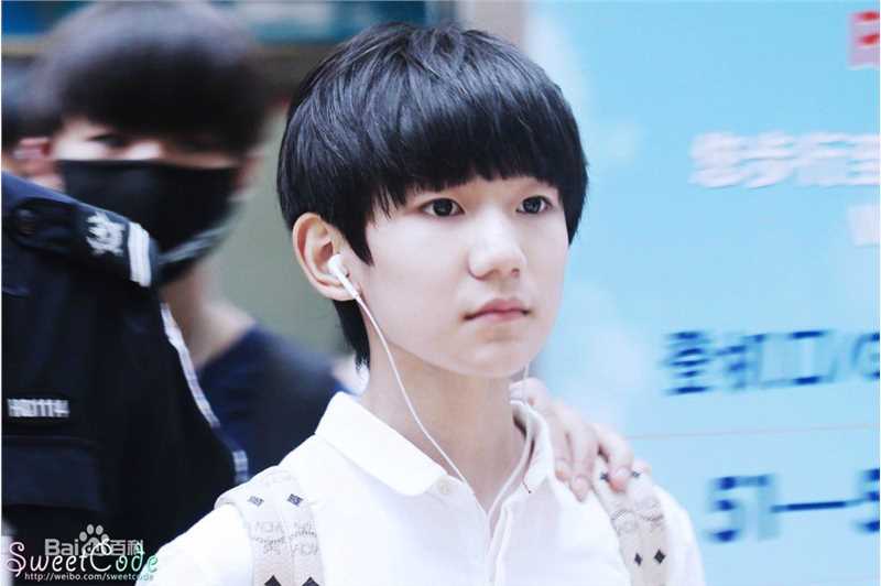 王源(Roy)的机场画报2014性感图片图集