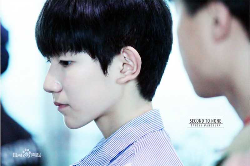 王源(Roy)的机场画报2014性感图片图集