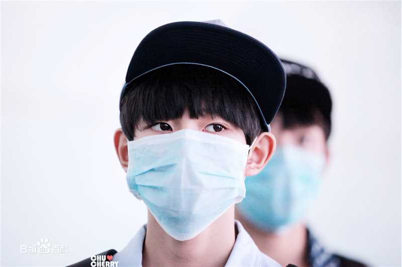 王源(Roy)的机场画报2014性感图片图集