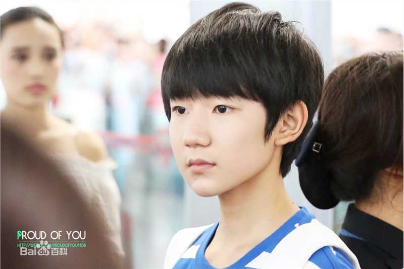 王源(Roy)的机场画报2014性感图片图集