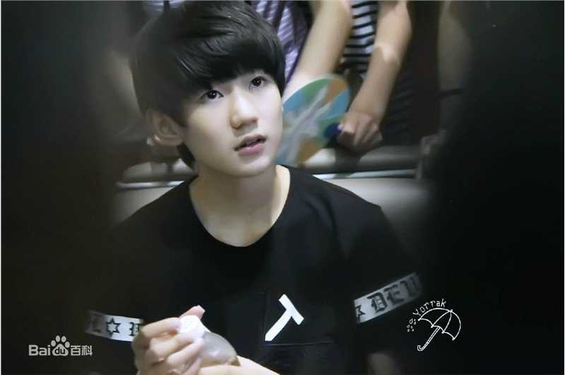 王源(Roy)的机场画报2014性感图片图集