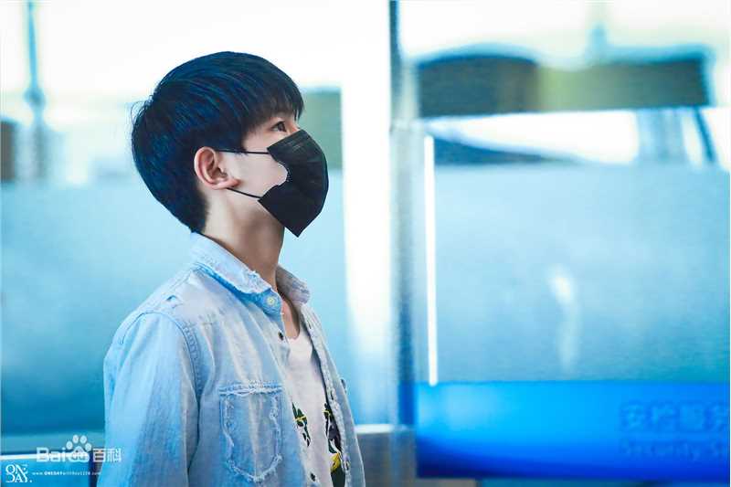 王源(Roy)的机场画报2016素颜照壁纸