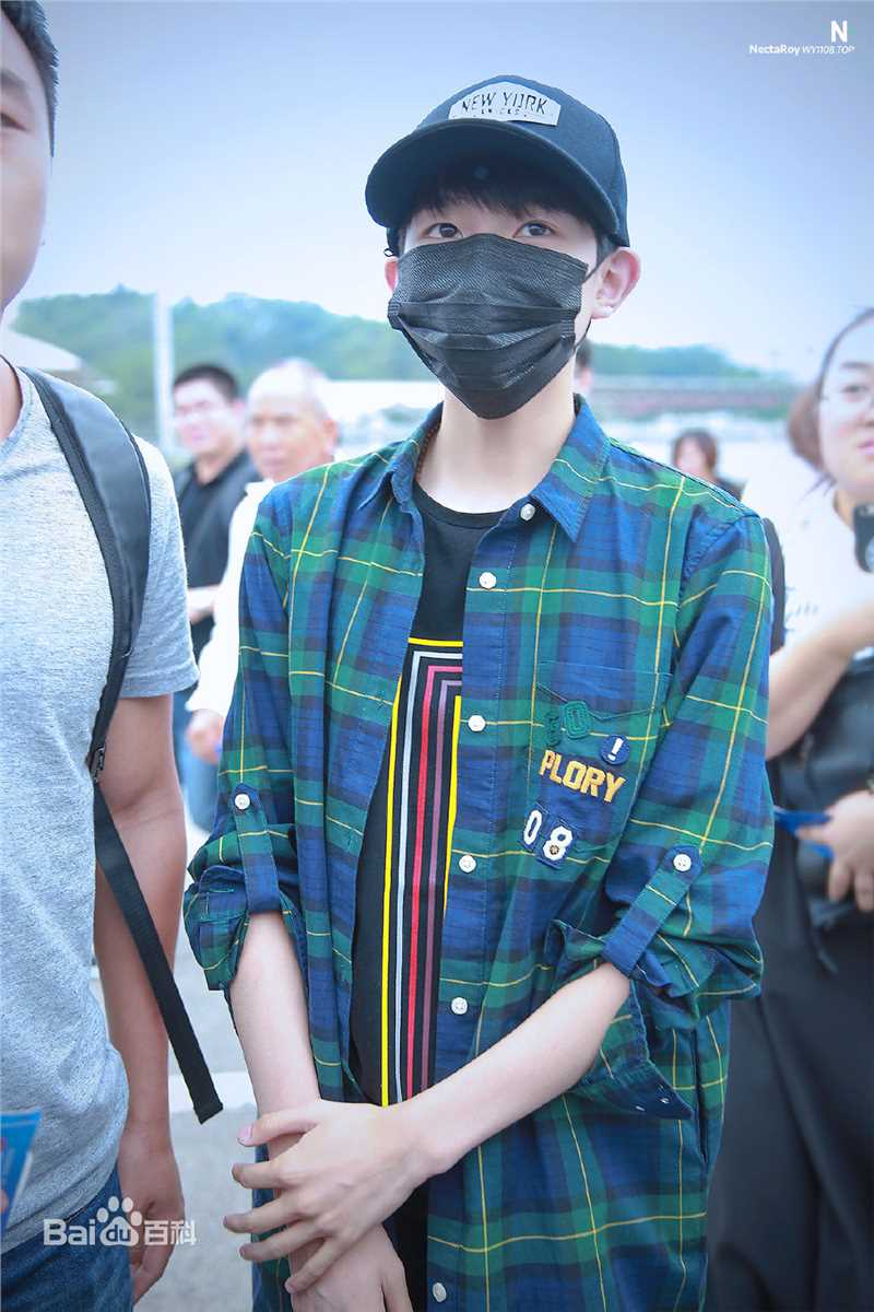 王源(Roy)的机场画报2016素颜照壁纸