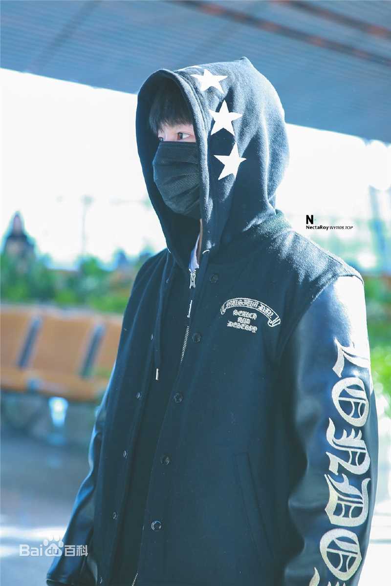 王源(Roy)的机场画报2016素颜照壁纸