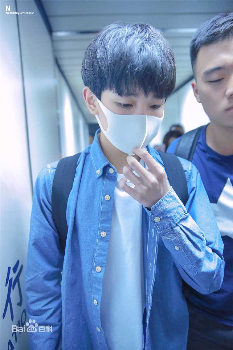 王源(Roy)的机场画报2016素颜照壁纸