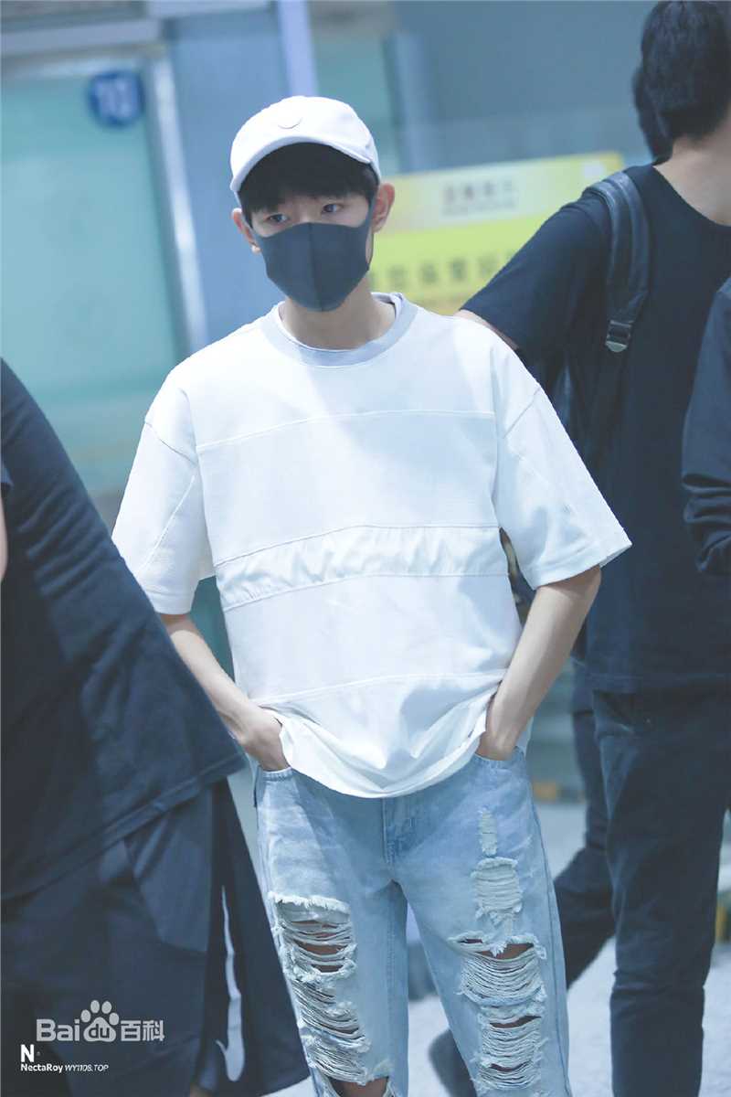 王源(Roy)的机场画报2016素颜照壁纸