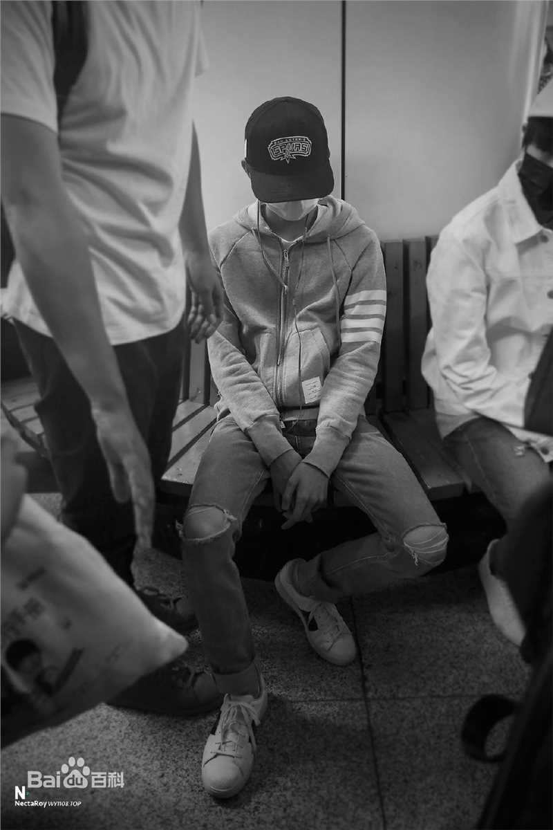 王源(Roy)的机场画报2016素颜照壁纸