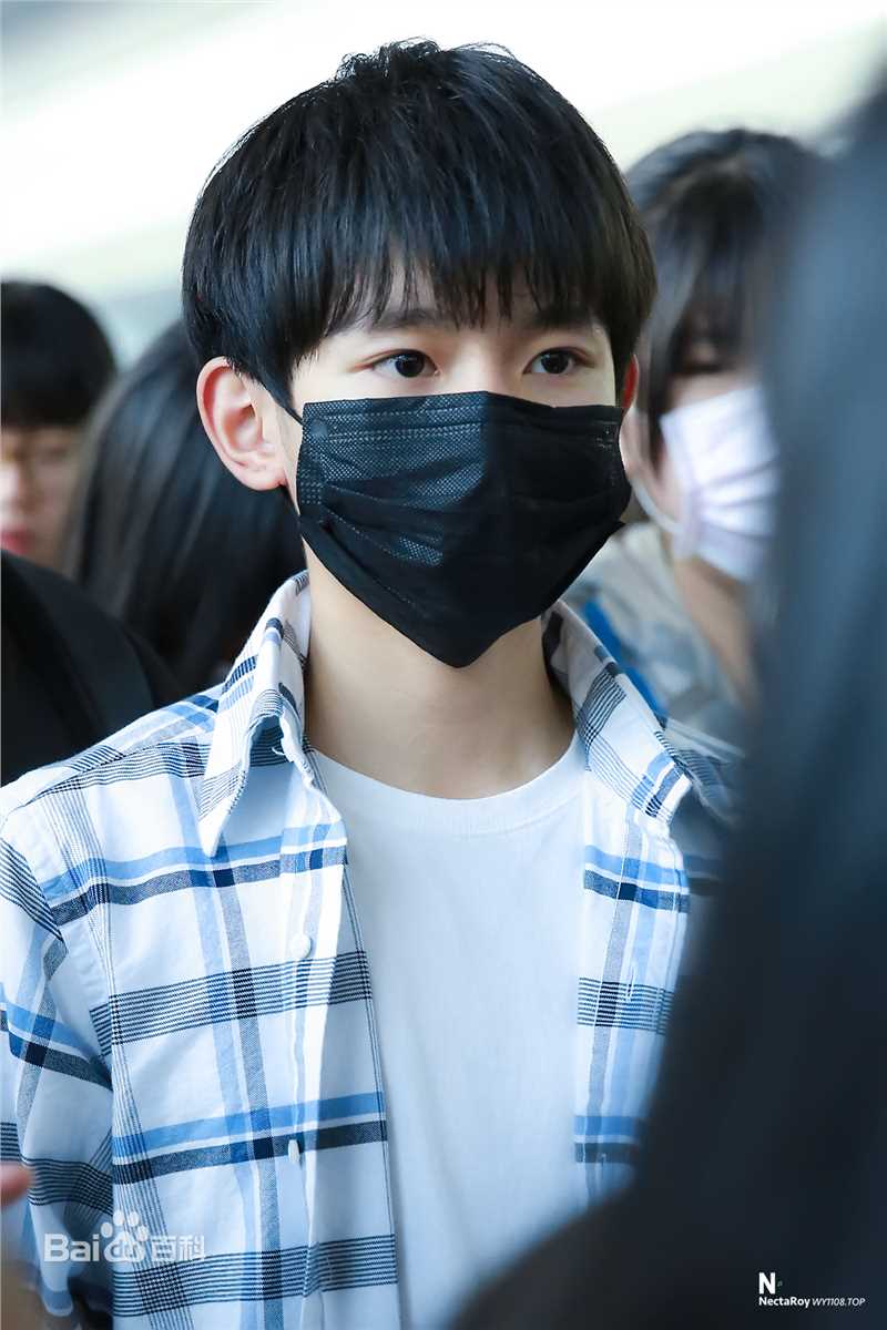 王源(Roy)的机场画报2016素颜照壁纸