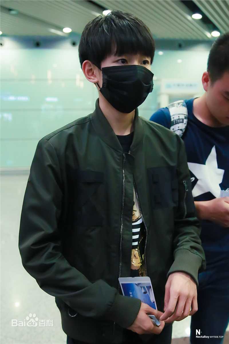 王源(Roy)的机场画报2016素颜照壁纸