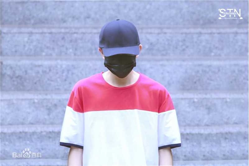 王源(Roy)的机场画报2016素颜照壁纸