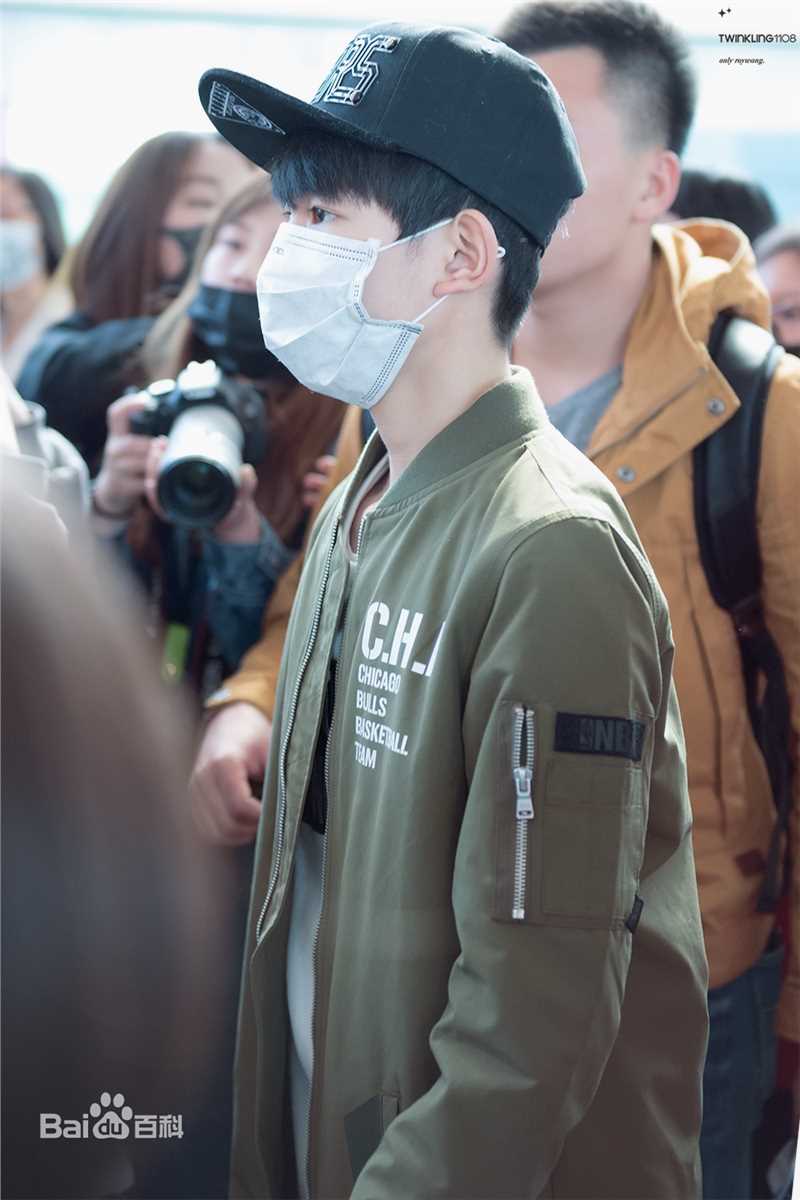 王源(Roy)的机场画报2016素颜照壁纸