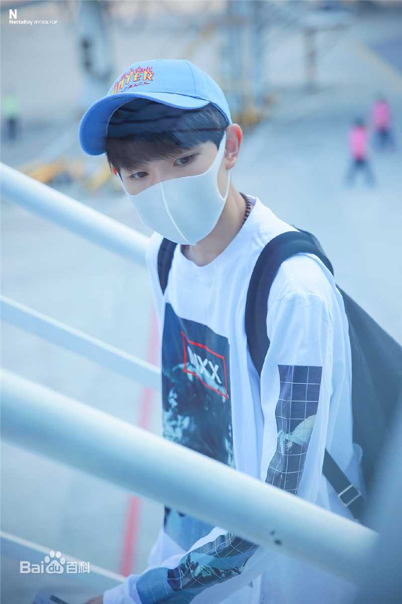 王源(Roy)的机场画报2016素颜照壁纸