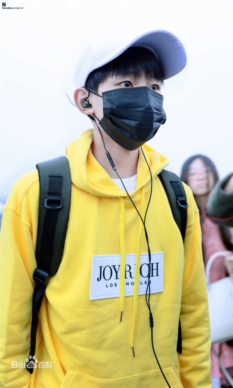 王源(Roy)的机场画报2016素颜照壁纸