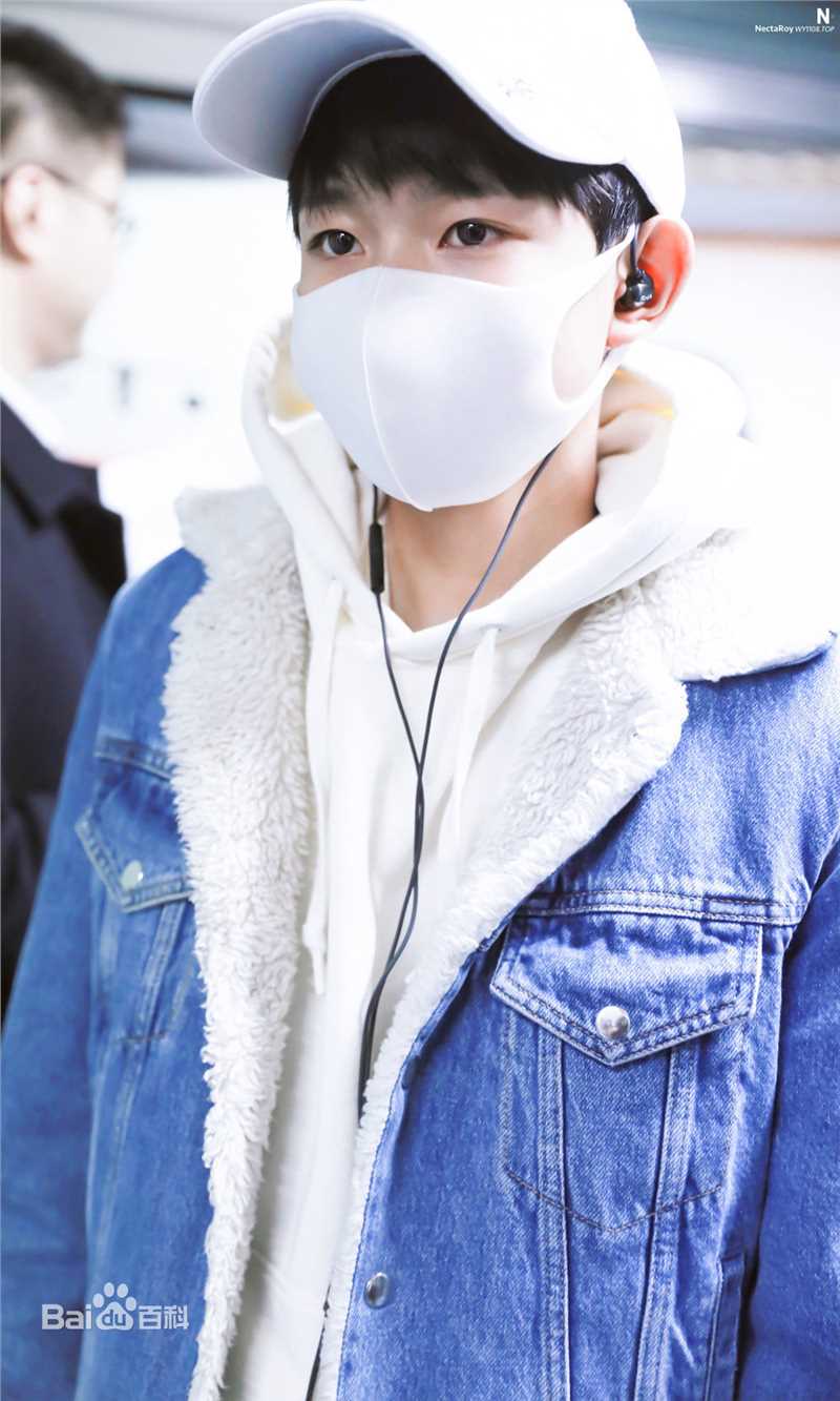 王源(Roy)的机场画报2016素颜照壁纸