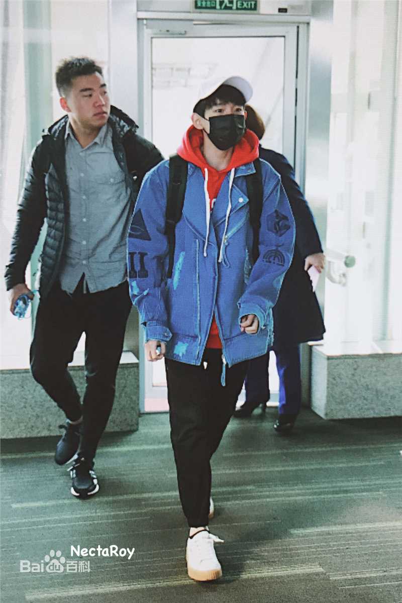 王源(Roy)的机场画报2016素颜照壁纸