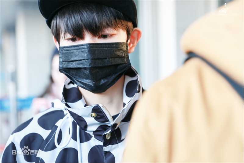 王源(Roy)的机场画报2016素颜照壁纸