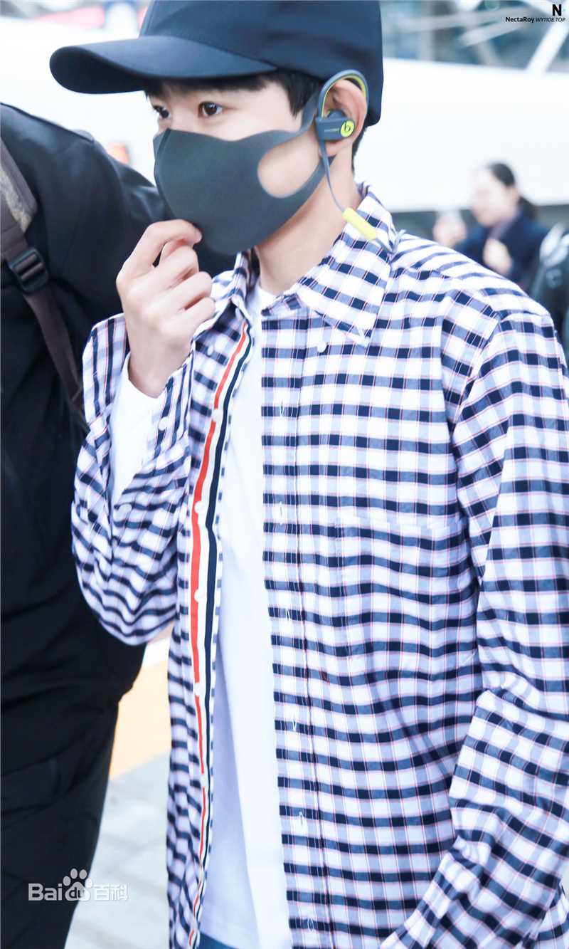 王源(Roy)的机场画报2016素颜照壁纸