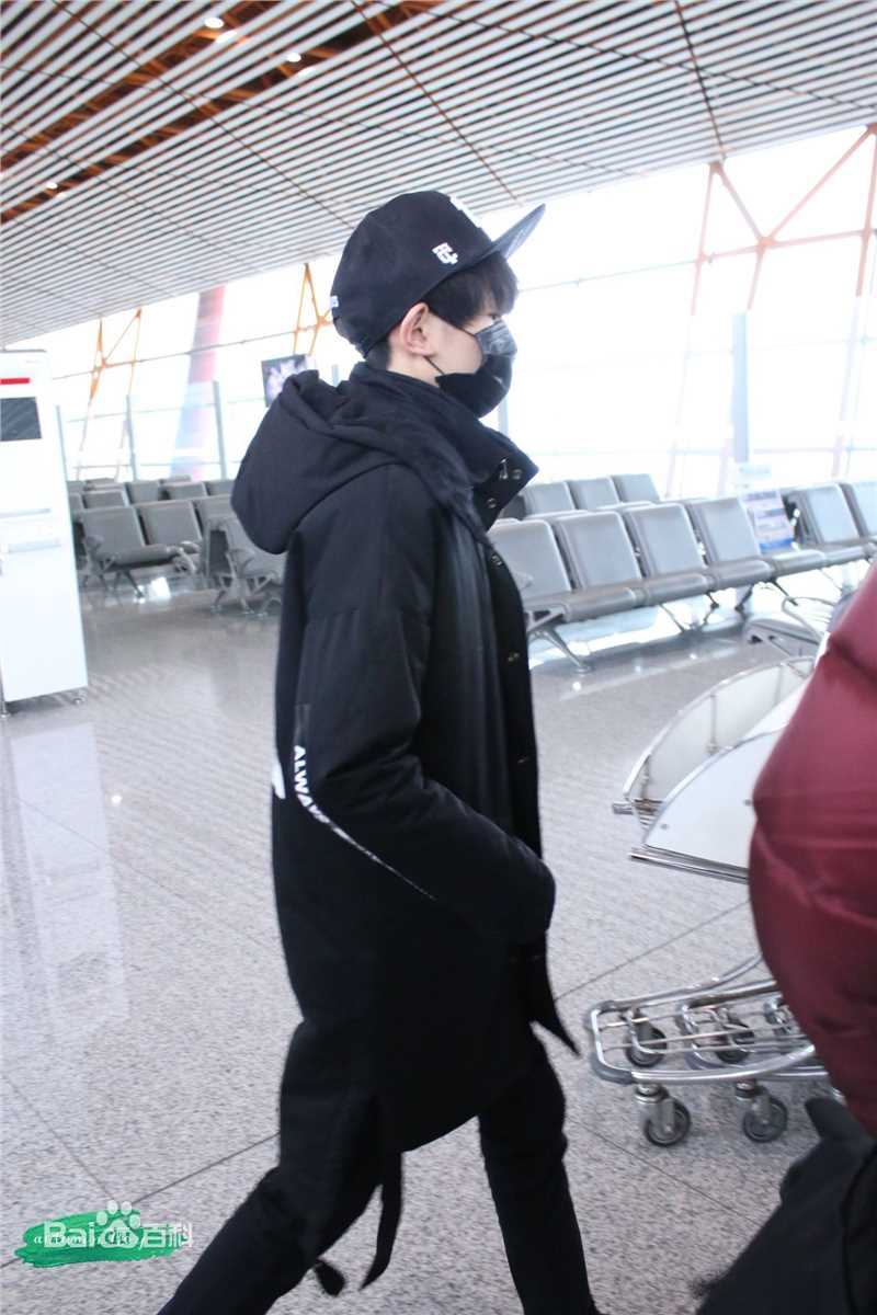 王源(Roy)的机场画报2016素颜照壁纸